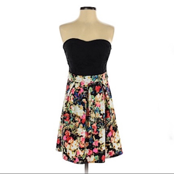 Xhilaration Dresses & Skirts - Xhilaration Strapless Dress with Floral Pattern